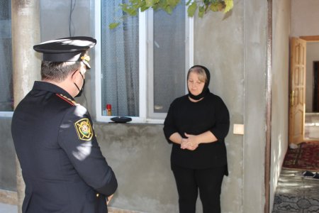 Polis Qaxda şəhid ailələrini ziyarət edib