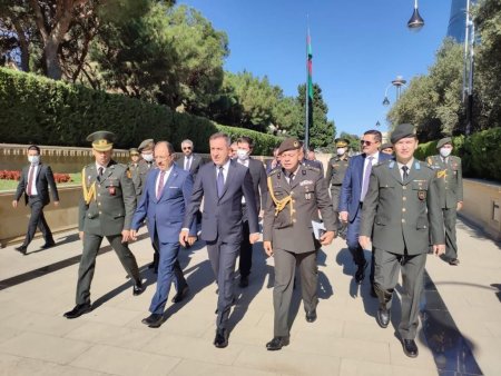 Türkiyənin Milli Müdafiə nazirinin müavini Muhsin Dere Şəhidlər Xiyabanını ziyarət edib  - Foto