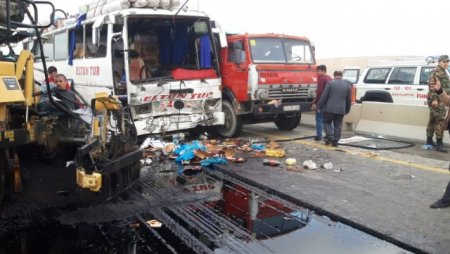 Hacıqabulda sərnişin avtobusu qəzaya uğradı - Yaralılar var