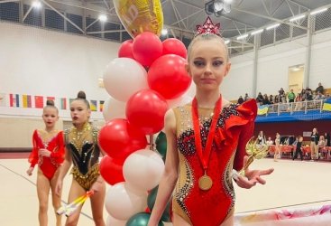 On bir yaşlı gimnast Budapeştdə qazandığı qələbəsini Zəfər Günümüzə həsr edib