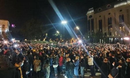 Gürcüstanda parlament binası önündə aksiya başladı