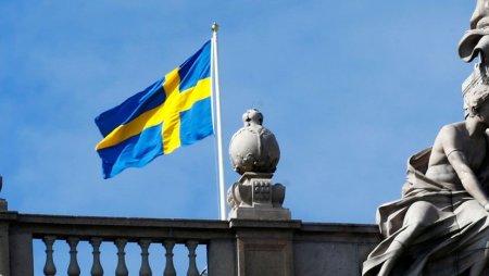İsveçin ilk qadın baş naziri seçildikdən bir neçə saat sonra istefa verdi