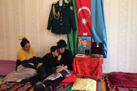 Şəhid baş leytenant Abdulla Süleymanovun anası: “Oğlumun yanmış nəşini ayaq barmaqlarından tanıdım” - FOTO