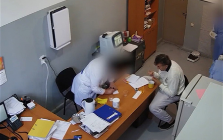 Saakaşvilinin həbsxanada aclıq aksiyasını davam etdirərkən qida qəbul etdiyinə dair Video