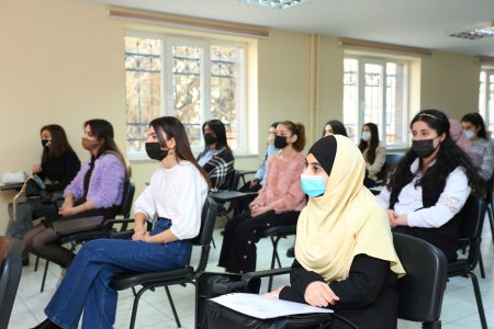 Qars Qafqaz Universitetinin professoru Aİİ tələbələri üçün onlayn vebinar təşkil edib