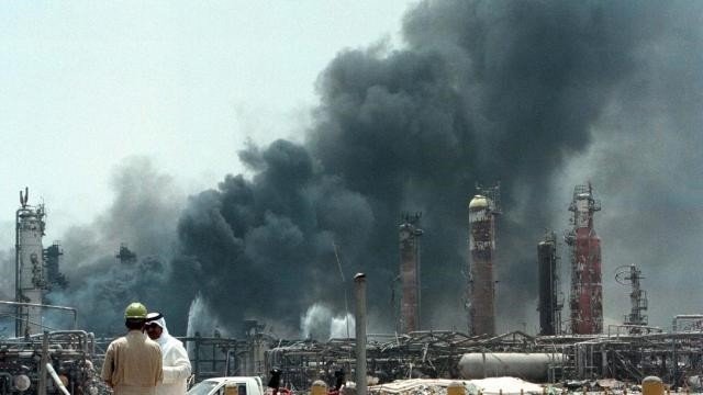 Küveytdə neft zavodunda yanğın: Ölənlər var