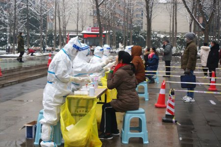 Çində nuklein turşusu testi zamanı sakinlərdən tamponlar toplanır