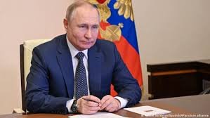 Putin hərbçi ailələrinə əlavə yardım haqqında fərman imzalayıb -