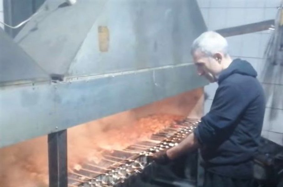 Soydaşlarımız Ukrayna hərbçiləri üçün kabab çəkirlər - VİDEO