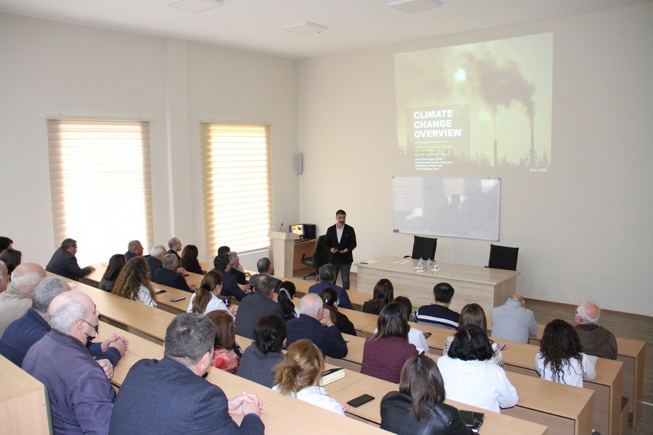 Ege Universitetinin professoru Özgür Tatar ADAU-da seminar keçib - FOTO