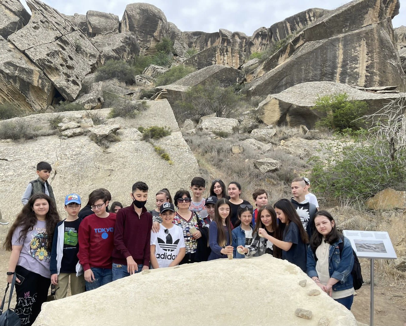 39 saylı məktəbin 6 ç sinfi Qobustan Dövlət Tarixi-Bədii Qoruğuna ekskursiya ediblər - FOTO