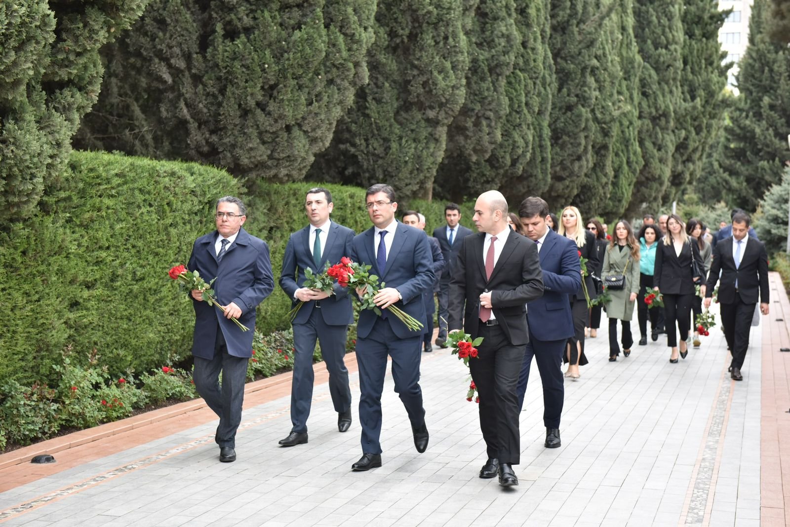 10 may tarixində Medianın İnkişafı Agentliyinin kollektivi Fəxri Xiyabanda Ulu Öndərin məzarını ziyarət edib, abidəsi önünə gül dəstələri düzüblər