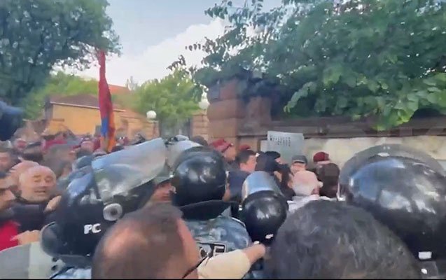 Etirazçılar İrəvanda Prezident Sarayına girişi bağladı