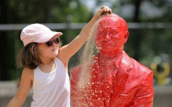 Nyu-Yorkda parka Putinin qanlı heykəli qoyuldu - FOTO