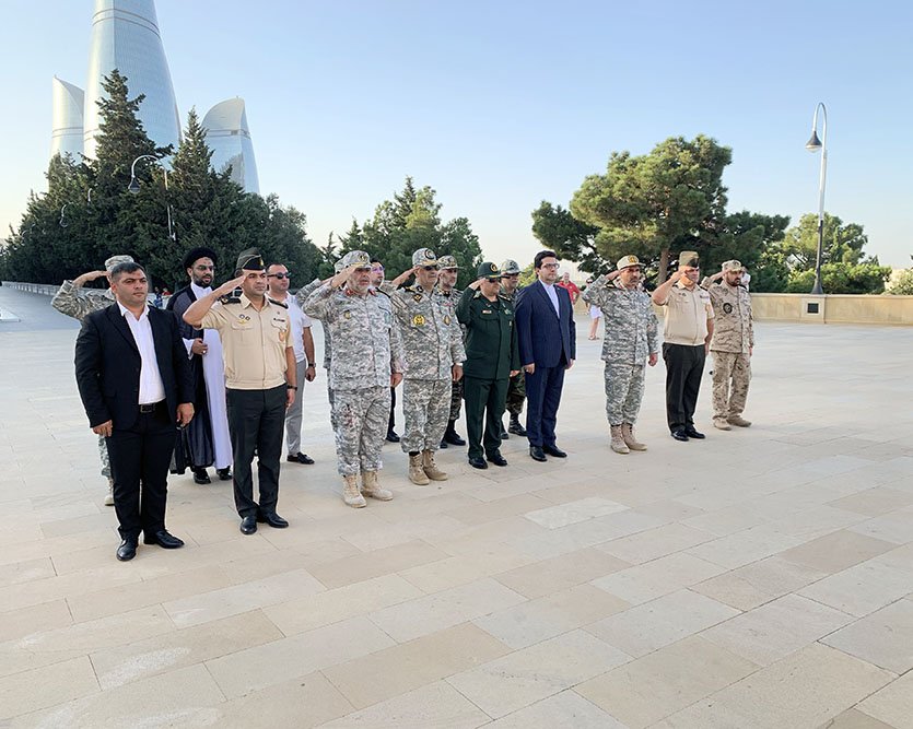 İran hərbi nümayəndə heyəti Şəhidlər xiyabanını ziyarət edib