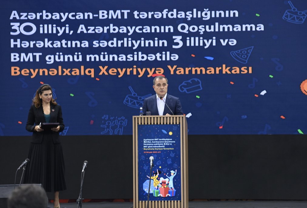 Bakı şəhərində keçirilən Beynəlxalq Xeyriyyə Yarmarkasında nazir Ceyhun Bayramov iştirak edib - FOTO