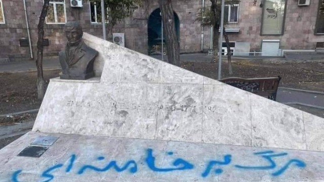 Ermənistanda Njdenin heykəlinə “Xamneiyə ölüm” yazdılar
