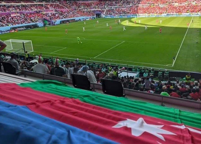 Uels-İran matçında Azərbaycan bayrağı - FOTO