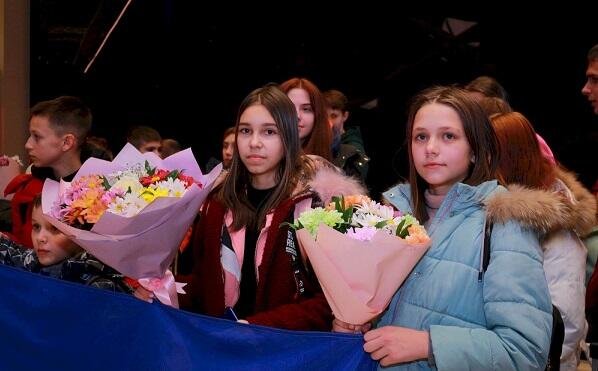 Ukraynada müharibədən əziyyət çəkən uşaqlar Bakıya gətirildi 