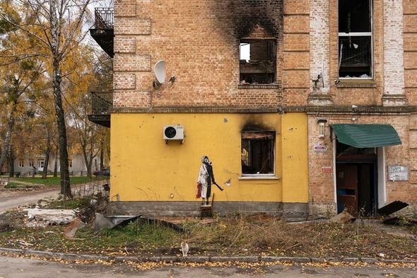 Ukraynanın xarabazara çevrilmiş şəhərində sənət əsəri yaradan anonim rəssamın əl işləri - FOTO