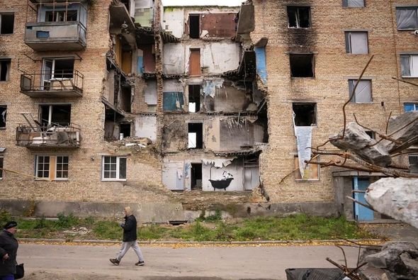 Ukraynanın xarabazara çevrilmiş şəhərində sənət əsəri yaradan anonim rəssamın əl işləri - FOTO