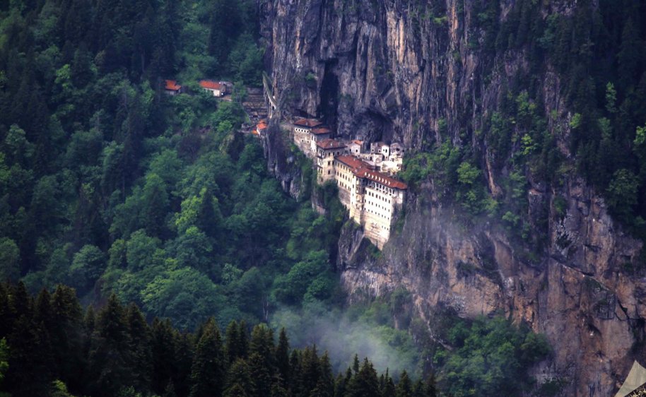 Dağın zirvesine oyulmuş tapınak- Sümela Manastırı