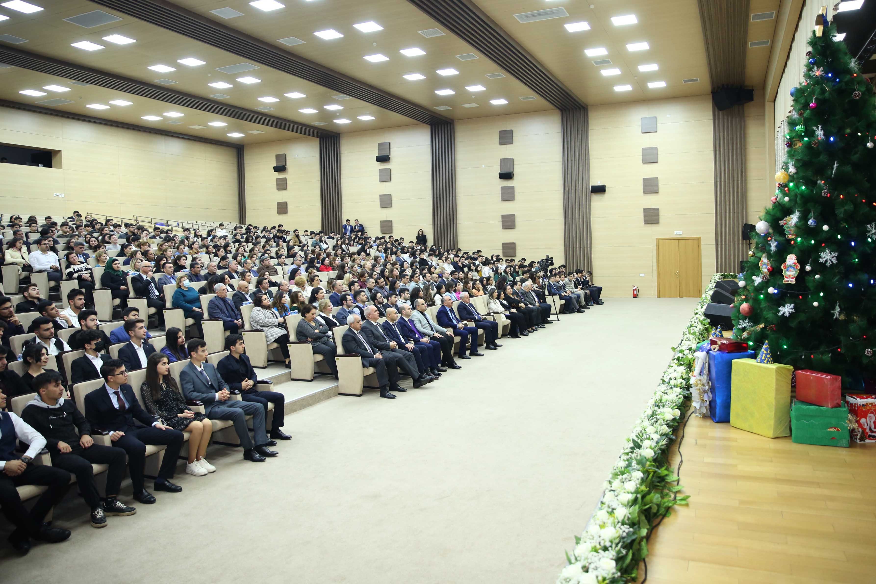 SOCAR-ın Bakı Ali Neft Məktəbində Dünya Azərbaycanlılarının Həmrəyliyi Günü və Yeni il tədbiri