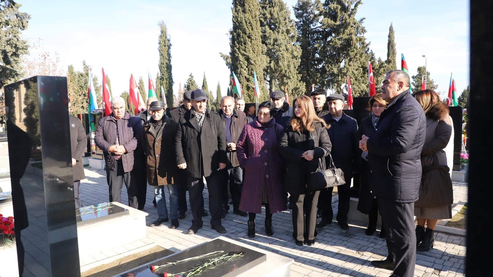 Bitki Mühafizə və Texniki Bitkilər ET İnstitutunun kollektivi Gəncə şəhərində yerləşən  şəhidlər xiyabanını ziyarət ediblər - FOTOLAR