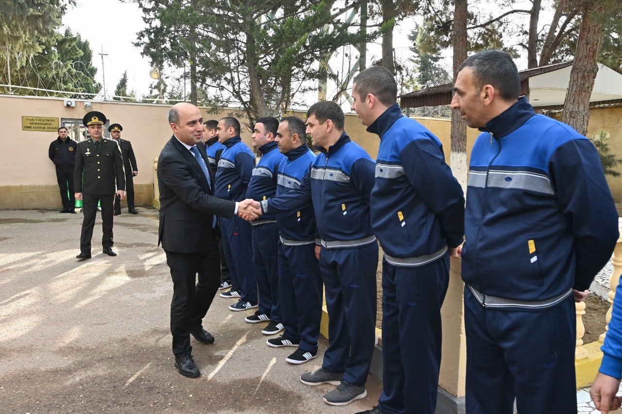 Cəzaçəkmə müəssisəsində yeni quraşdırılmış basketbol lövhəsi istifadəyə verilib