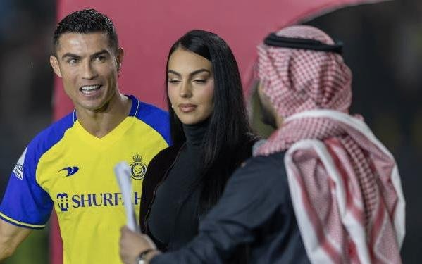 Ronaldo və sevgilisi evli olmasalar da, onlara güzəşt edildi