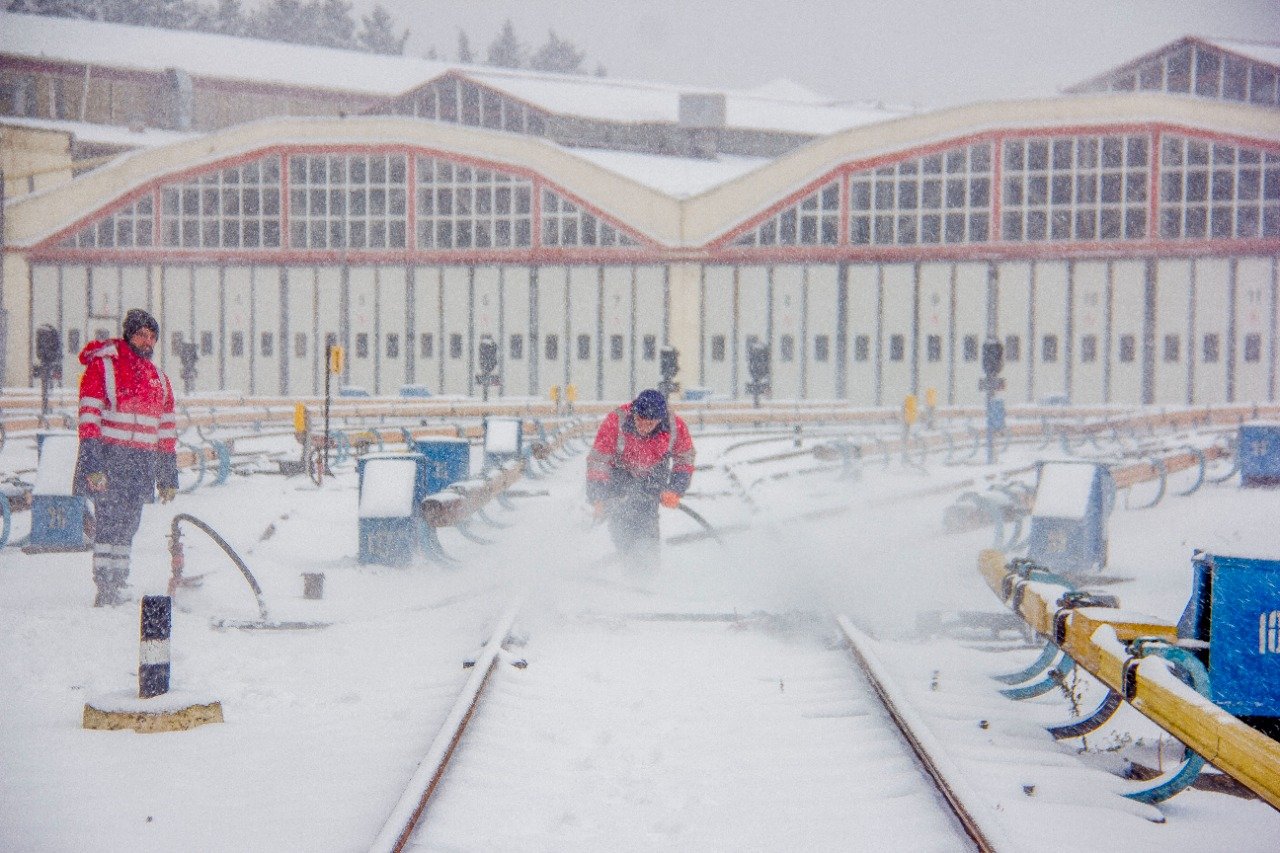 Qarlı hava şəraitində metropoliten normal iş rejimində çalışıb - Fotolar