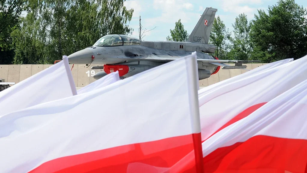 Polşa F-16 döyüş təyyarələrini yalnız NATO ilə koordinasiya əsasında Ukraynaya təhvil verməyi öhdəsinə götürüb -