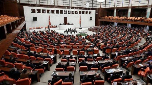 Parlament Türkiyədə fövqəladə vəziyyət rejimini TƏSDİQLƏDİ