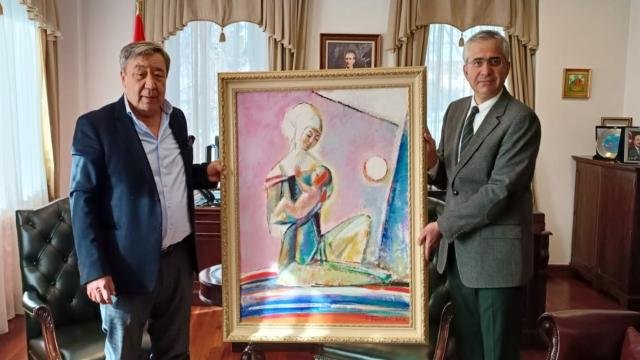 Kazak ressam Erbolat Tölepbay Türkiye'deki depremzedeler için tablosunu sattı - ÖZƏL