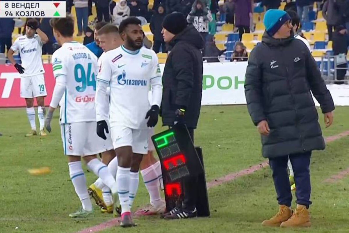 "Zenit"in futbolçusu Vendel ona atılan banana reaksiya verib