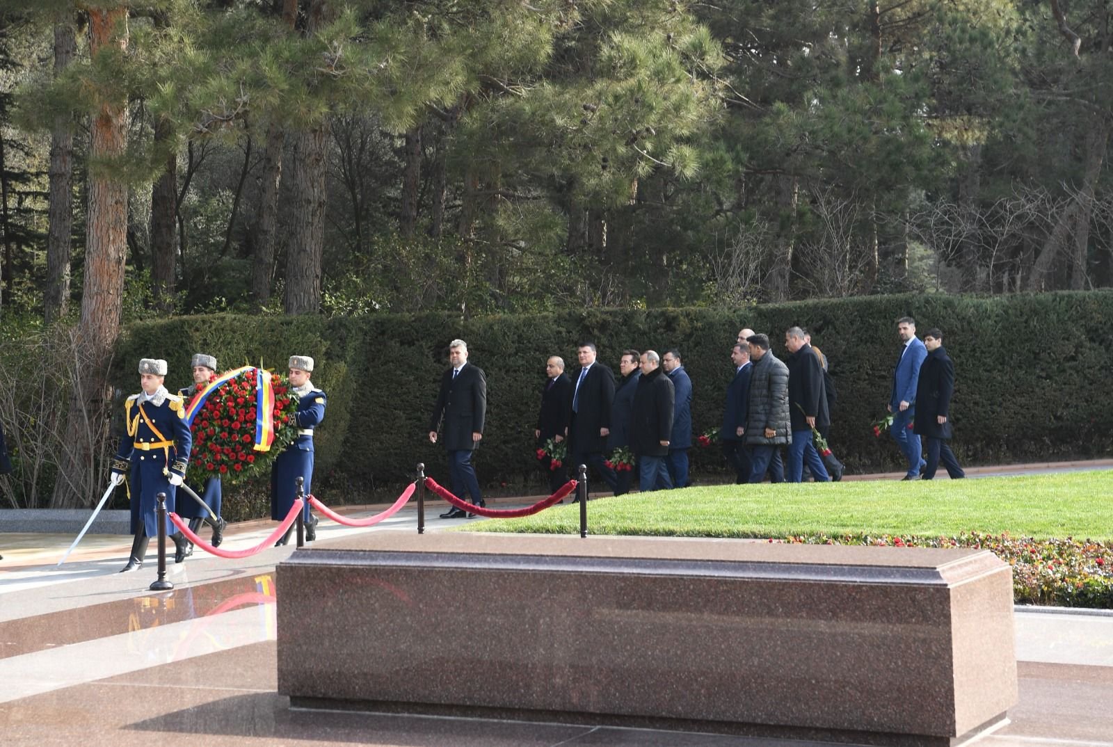 Rumıniyalı parlamentarilər Ulu Öndərin məzarını və Şəhidlər xiyabanını ziyarət ediblər