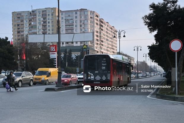 Paytaxt sakinlərinin NƏZƏRİNƏ: 17 avtobusun hərəkət sxemi dəyişdirilir