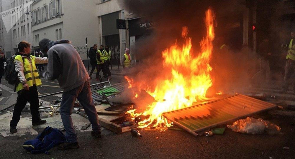 Parisdə pensiya islahatlarına qarşı etiraz aksiyası davam edir -