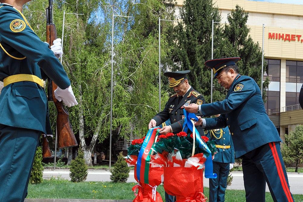 Müdafiə naziri Almatıda Quru Qoşunlarının Hərbi İnstitutunu ziyarət edib