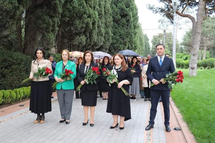 AQUPDK kollektivi Fəxri Xiyabanda Ulu öndərin xatirəsini dərin ehtiramla yad ediblər