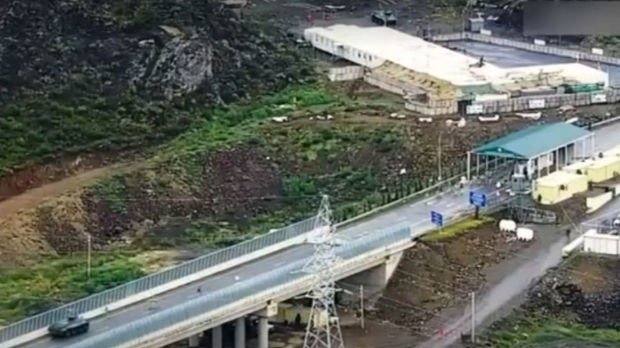 Azərbaycan Laçın yolunda beton arakəsmələr quraşdırdı - VİDEO