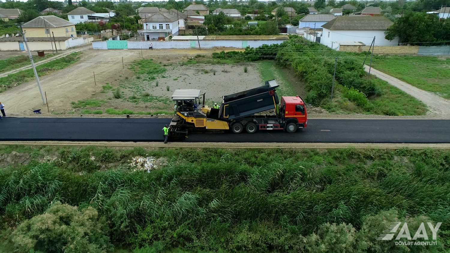 Salyan rayonunda 33 km uzunluğa malik yollar yenidən qurulur VİDEO/FOTO