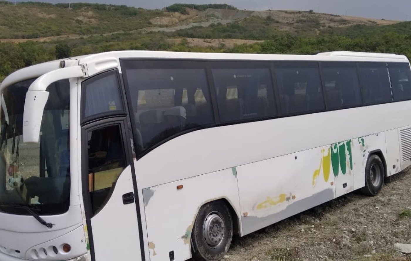 Şamaxıda turistləri aparan avtobus qəzaya uğradı - Xəsarət alanlar var (FOTOLAR)