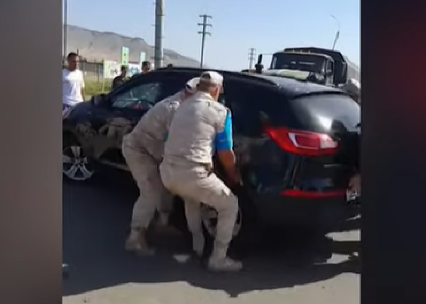 Sülhməramlılar yolu bağlayan erməni maşınına güc tətbiq etdi - VİDEO