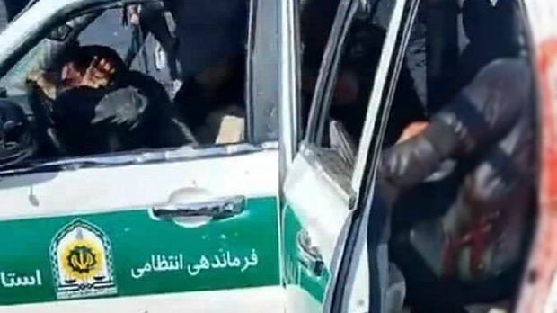 İranda polis zabitləri güllələndilər