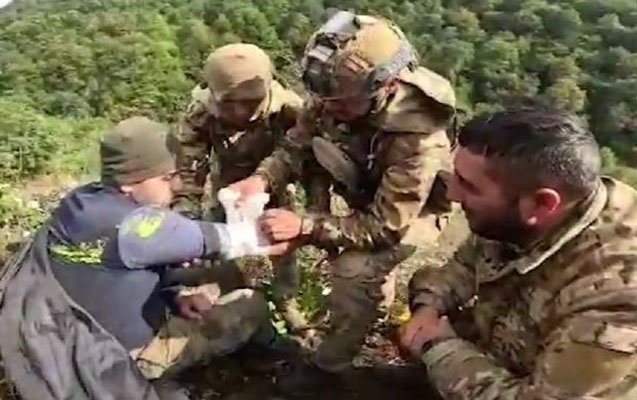 Azərbaycan hərbçisi erməni əsgərin həyatını xilas etdi - Video