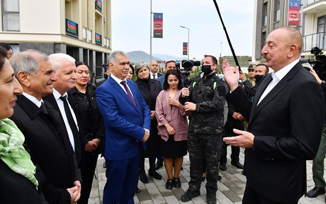 Prezident Füzuliyə köçən sakinlərlə görüşdü - Fotolar - Yenilənib