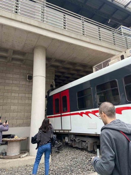 Türkiyədə metro qatarı relsdən çıxaraq divara çırpılıb (foto)