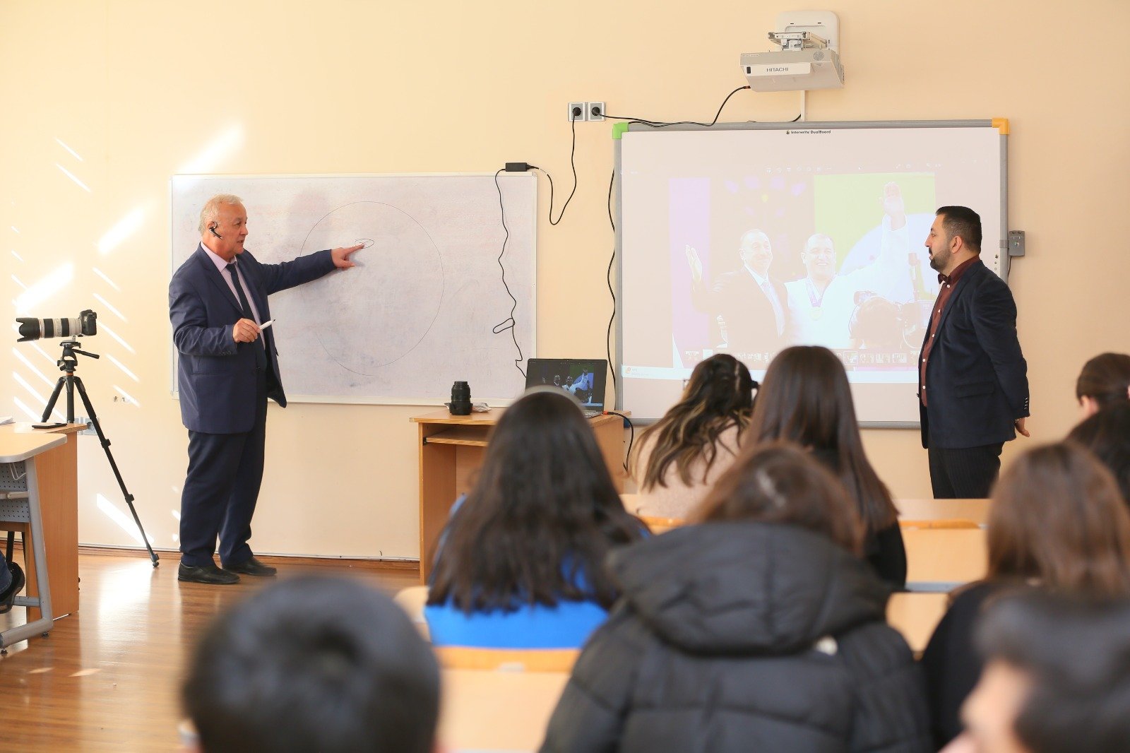 “Fotojurnalistika” fənnindən tələbələrə praktik məşğələ keçirilib