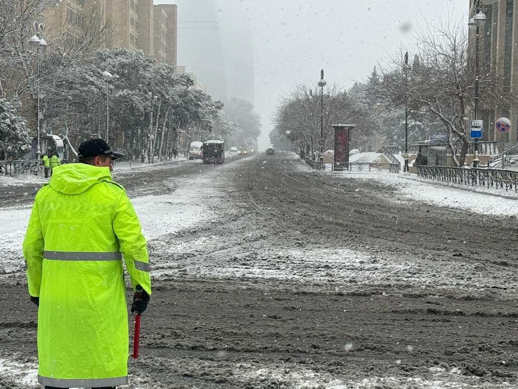 Bakı şəhər DYP İdarəsinin qarlı hava ilə bağlı sürücülərə müraciəti